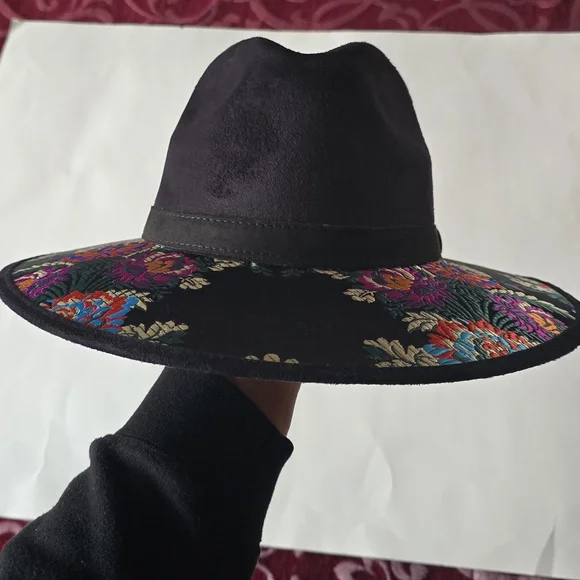 Floral Embroidered Black Hat - Picture 11 of 12
